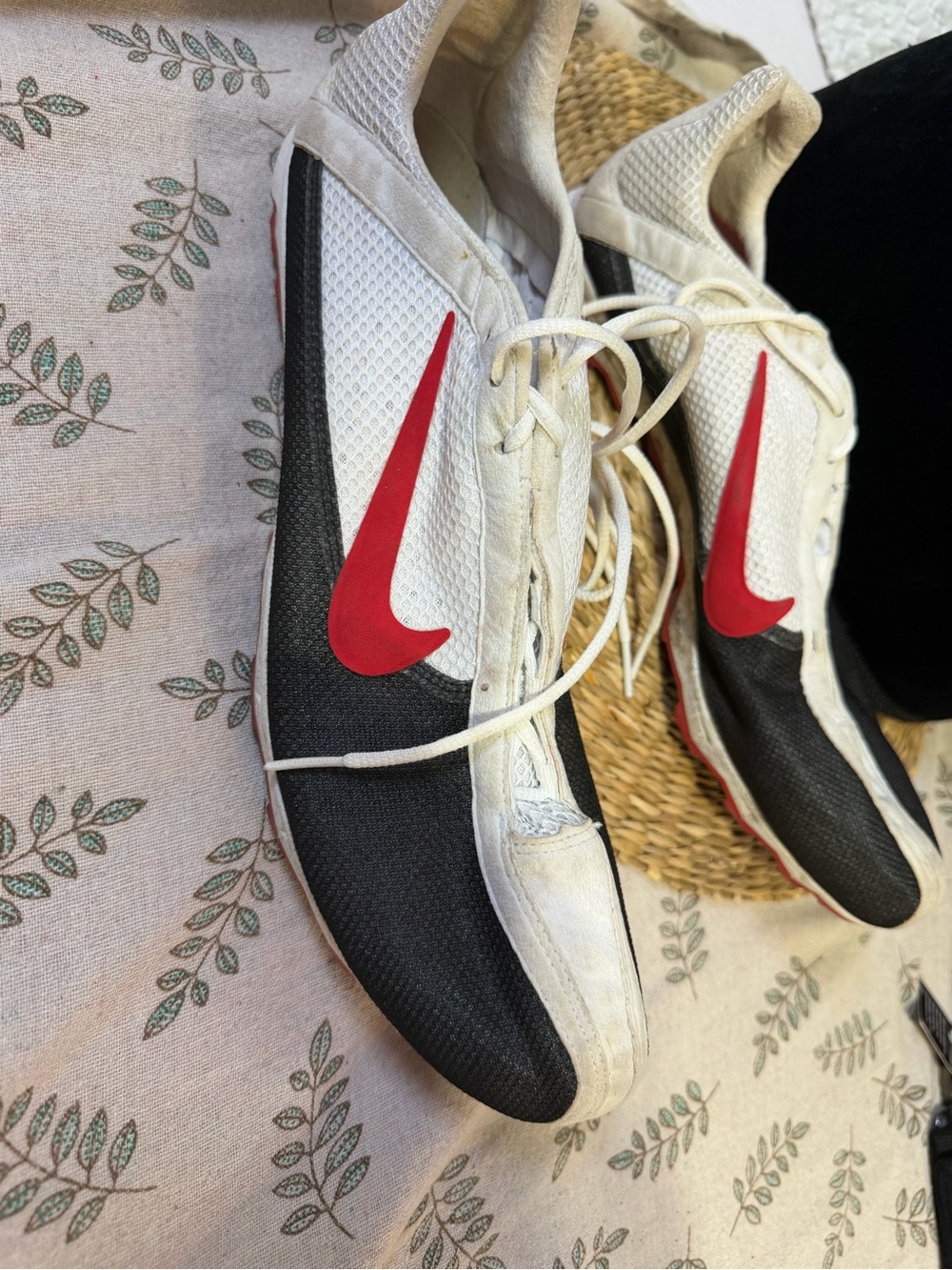 Nike White Black Red Men's Athletic Trainers track spikes